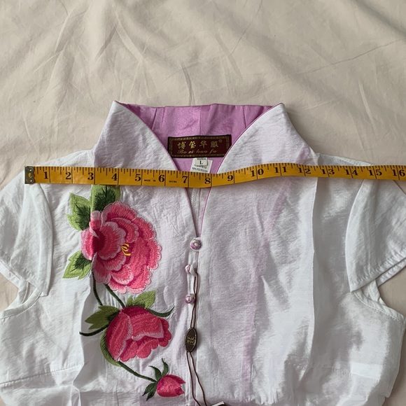 NWT Asian top, white, embroidered pink flower, size S - Picture 5 of 7